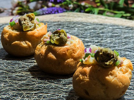 Профитроль с салатом из тунца с каперсом (от 10 штук)