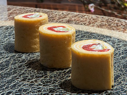 Ролл с лососем и муссом из сливочного сыра (от 10 штук)