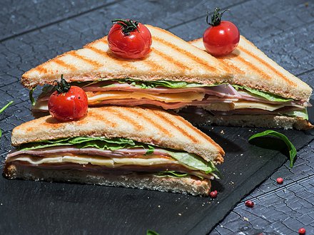 Сэндвич с ветчиной, сыром и овощами