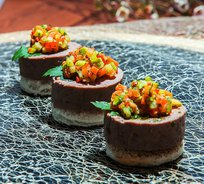 Террин мясной с овощами, чипсами из бекона (от 10 штук)