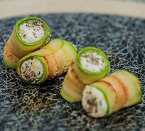Рулетики из цукини, фаршированные пикантным сыром с травами (от 10 штук)