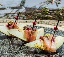 Карпаччо из утки с грушей с сыром Рокфор (от 10 штук)