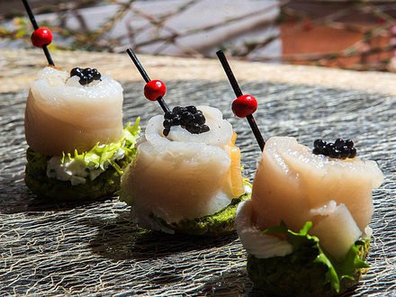 Канапе с масляной рыбой на зеленом тосте (от 10 штук)