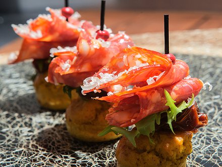 Чоризо с вялеными томатами на булочке из поленты (от 10 штук)