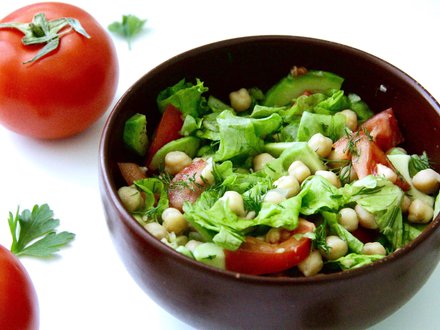 Салат овощной с нутом под соусом песто