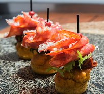 Чоризо с вялеными томатами на булочке из поленты (от 10 штук)