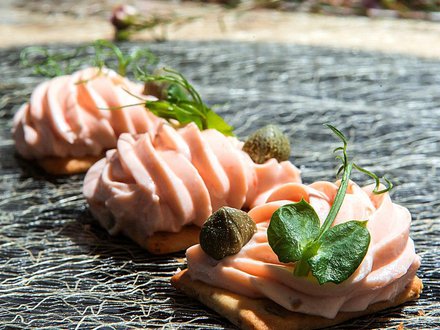 Пате из лосося на крекере (от 10 штук)