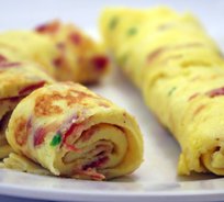 Омлет с ветчиной и сыром, подаётся с тостами