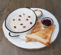 Каша овсянная на молоке с тостами