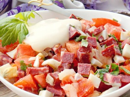 Салат с копчеными колбасками