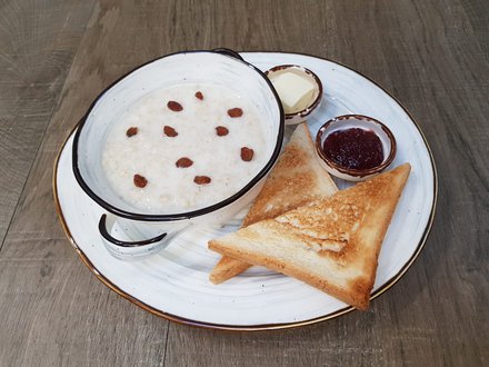 Каша овсянная на молоке с тостами