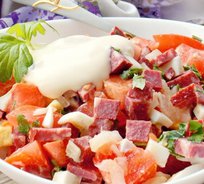 Салат с копчеными колбасками