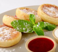 Мини-сырники со сметаной и ягодным соусом (2 шт. на порцию)