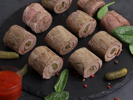 Рулетики по-лионски из свиной вырезки с маринованным огурчиком (от 10 штук)