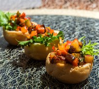 Профитроль с тартаром из запеченных овощей (от 10 штук)