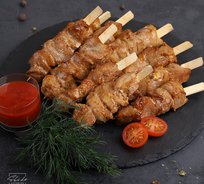 Мини-шашлычок из свинины с томатным соусом (от 10 порций)