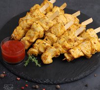 Мини-шашлычок из курицы Карри с томатным соусом (от 10 порций)