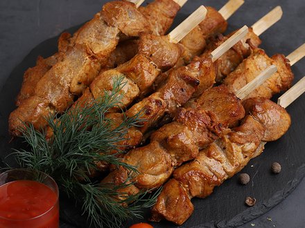 Шашлычок из свинины с томатным соусом (от 10 порций)