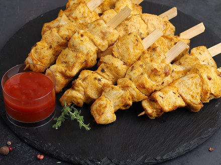 Мини-шашлычок из курицы Карри с томатным соусом (от 10 порций)