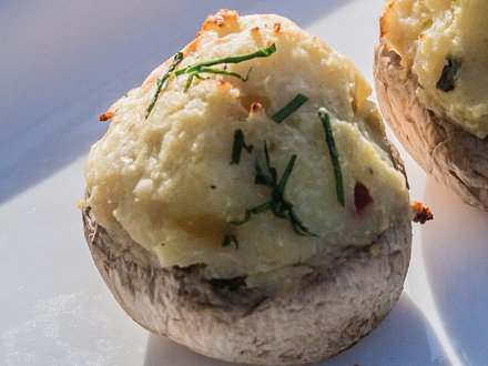 Шампиньоны, фаршированные картофельным пюре со специями (от 10 штук)