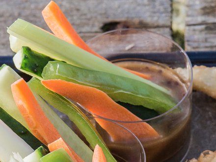 Овощи крудите с медово-горчичным соусом (от 10 штук, вегетарианское блюдо)