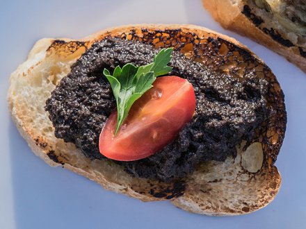 Брускетта с тапенадой (от 10 штук)