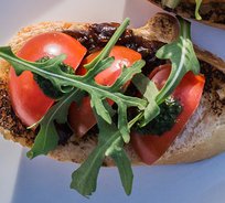 Брускетта с луковым вареньем и томатами и рукколой (от 10 штук)