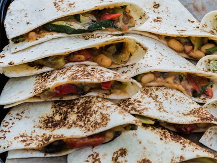 Кесадилья с фасолью и овощами (от 5 штук)