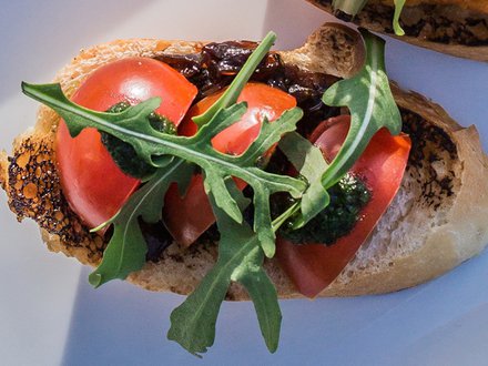 Брускетта с луковым вареньем и томатами и рукколой (от 10 штук)