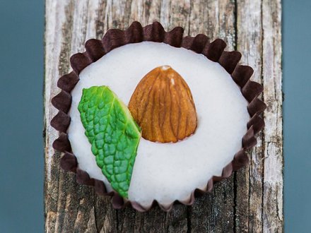 Конфета из кокосового молока с миндалем (от 10 штук)