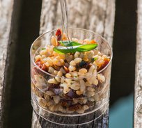 Салат из булгура с вялеными помидорами  и цукини ( от 10 штук)