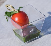 Оливки Каламата с помидором Черри и соусом Песто (от 10 штук)