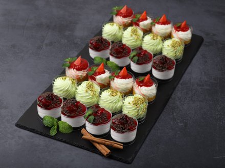 Ассорти десертов в мини-стаканчиках №4 (24 шт), Вишневое парфе, фисташковый мусс, "Ниагара"