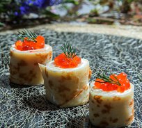 Мини-роллы из блинчиков с икрой и сливочным сыром (от 10 штук)