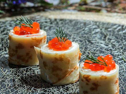 Мини-роллы из блинчиков с икрой и сливочным сыром (от 10 штук)