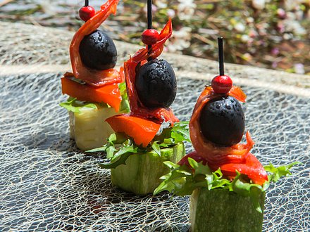 Мини-брошет из цукини с вялеными томатами и маслиной (от 10 штук)