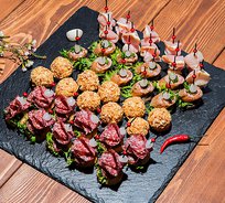 Поднос №17. "Мясной с сырными крутонами" (40 шт., 4 вида)