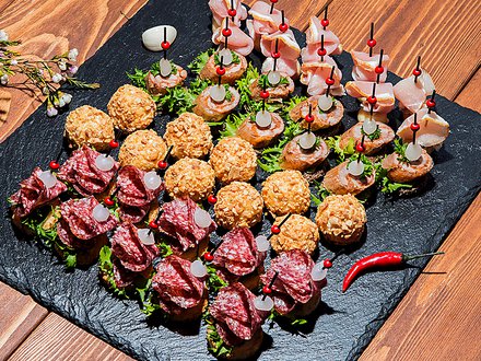 Поднос №17. "Мясной с сырными крутонами" (40 шт., 4 вида)