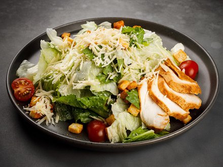 Салат «Цезарь» с обжаренным куриным филе