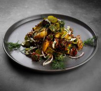 Салат «Немецкий традиционный» с жаренным беконом и корнишонами