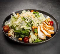 Салат «Цезарь» с обжаренным куриным филе
