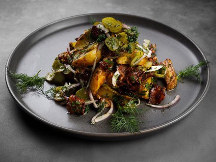 Салат «Немецкий традиционный» с жаренным беконом и корнишонами