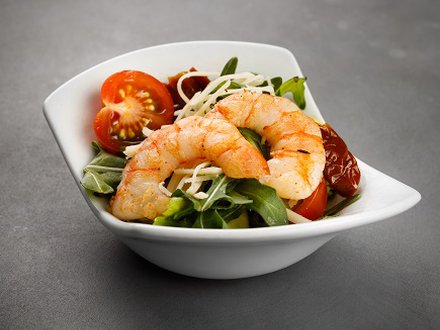 Салат с рукколой, авокадо, креветками и сыром "Пармезан" (от 12 штук)