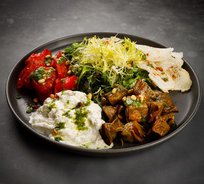 Салат с печеными баклажанами, томатами и сыром "Страчателла"