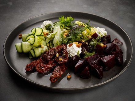 Салат из печёной свеклы с сыром Шавру, вялеными томатами и кедровым орехом
