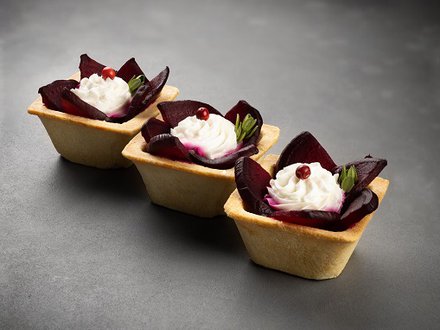 Капрезе из печеной свеклы с муссом из козьего сыра (от 10 штук)