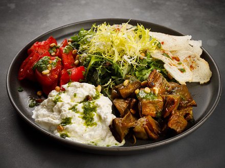 Салат с печеными баклажанами, томатами и сыром "Страчателла"