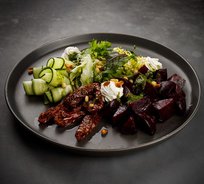 Салат из печёной свеклы с сыром Шавру, вялеными томатами и кедровым орехом