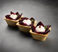 Капрезе из печеной свеклы с муссом из козьего сыра (от 10 штук)