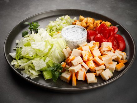 Салат из копченой курицы с маковым соусом